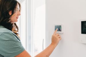 thermostat-adjustment-woman